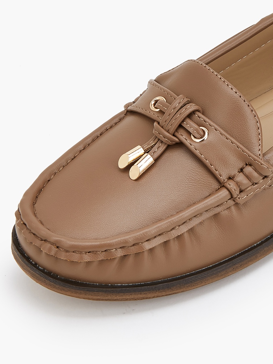 Women Tassel Accent Loafers