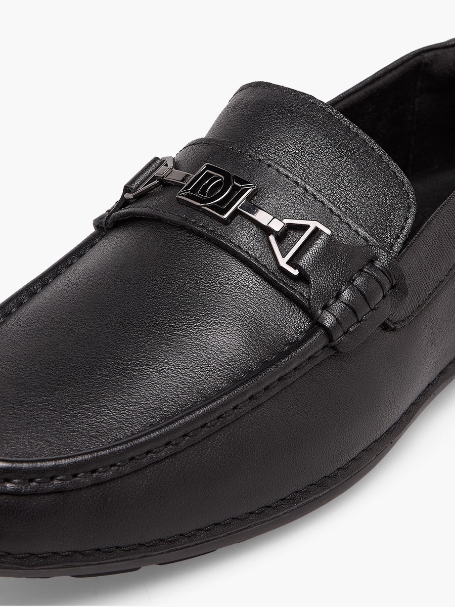 Men Metallic Accent Leather Loafers