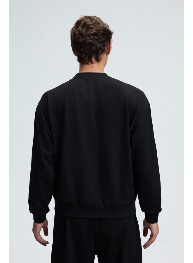 Black Solid Sweatshirt with Long Sleeves