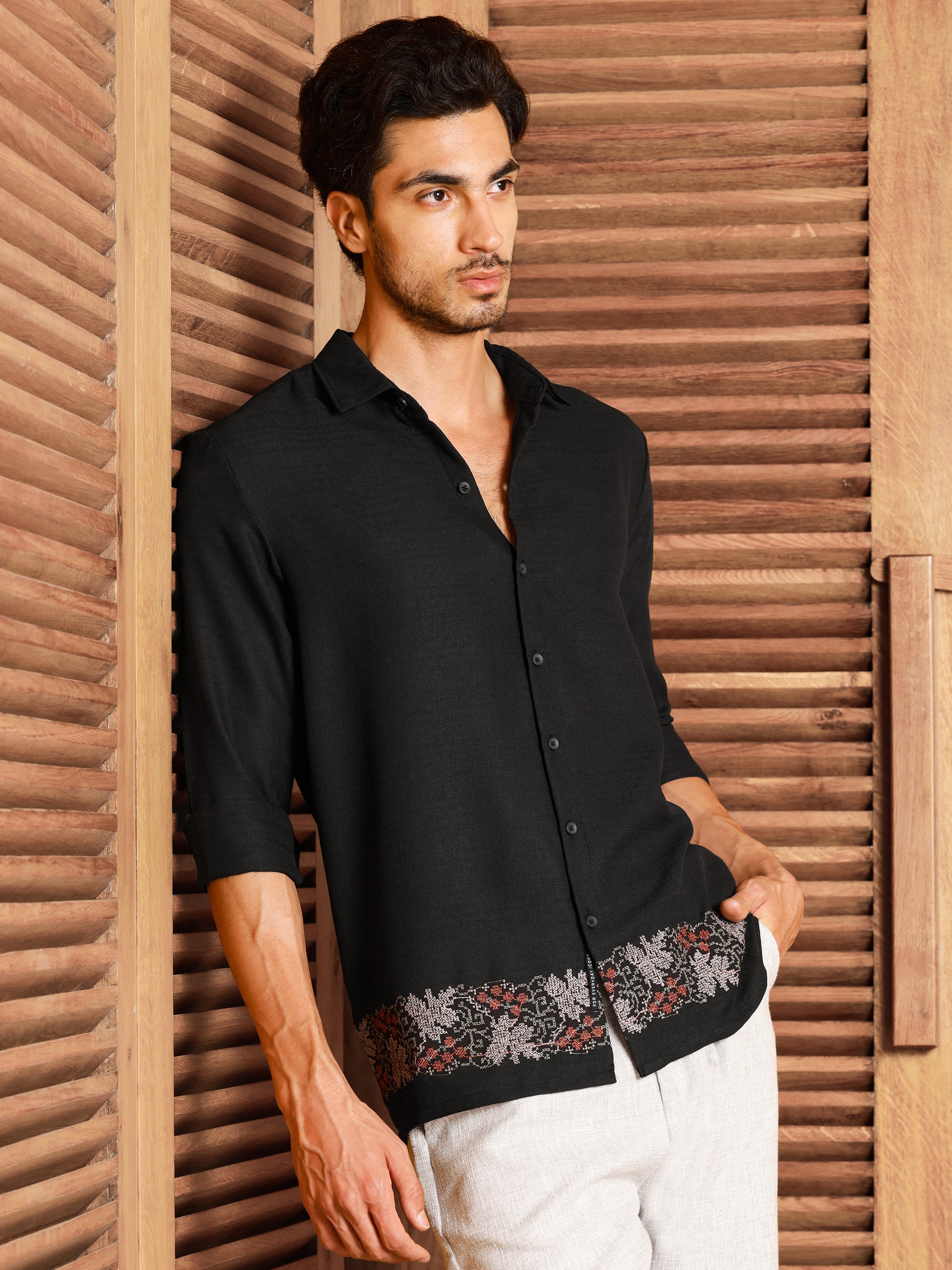 بلوزة عادية مطرزة بأكمام 3/4 سوداء
