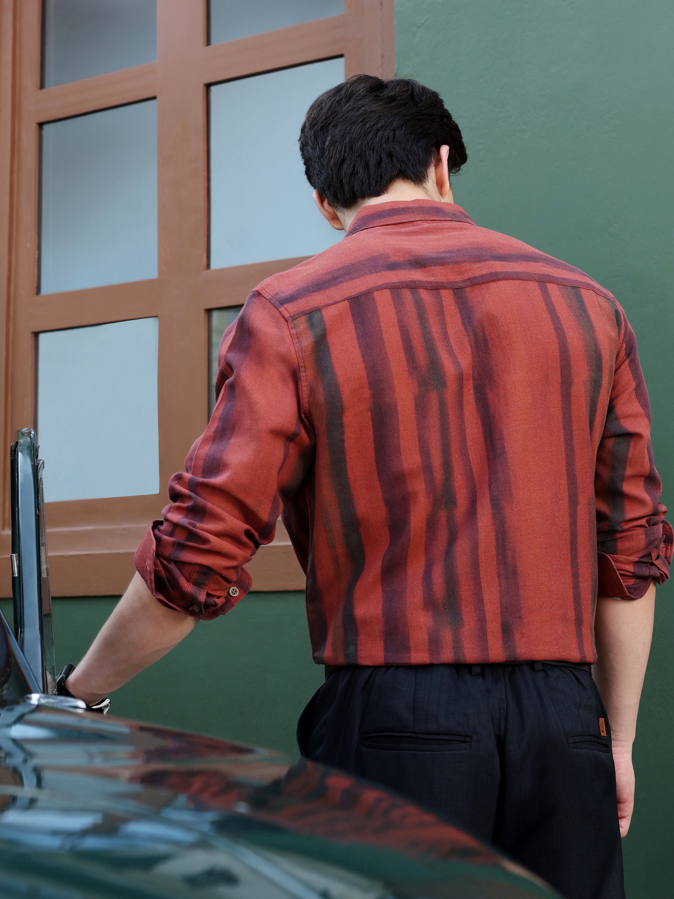 قميص عادي مخطط بأكمام طويلة