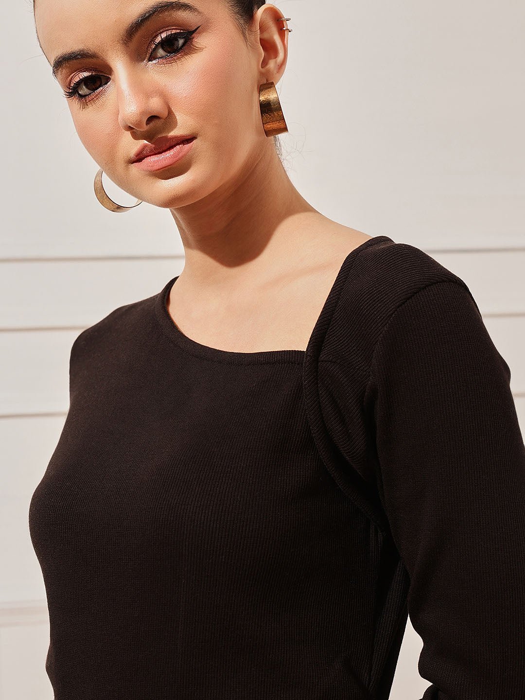 بلوزة بياقة غير متماثلة سادة سوداء