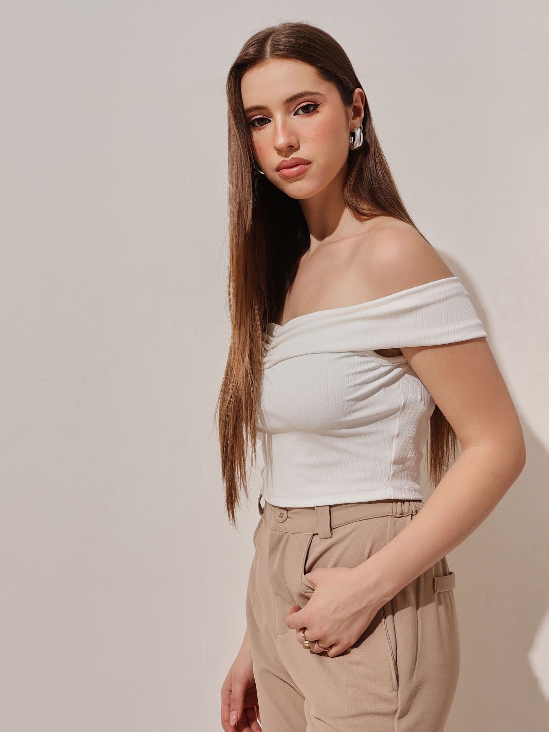 بلوزة بياقة باردو سادة بيضاء