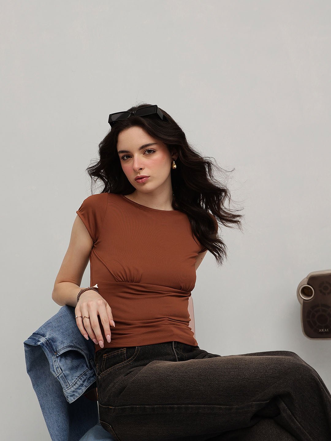 بلوزة سادة بياقة قارب بنية