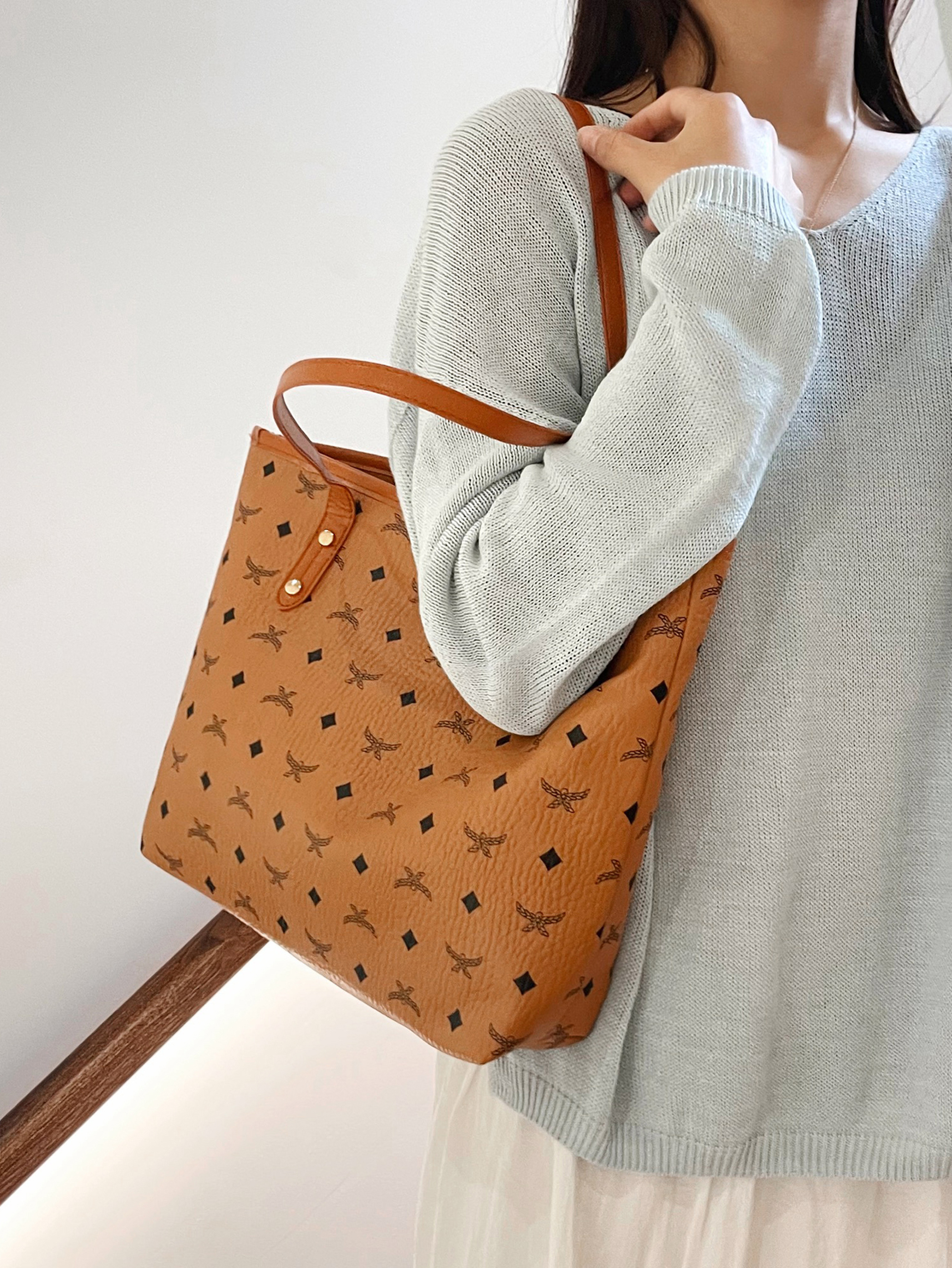 حقيبة كتف بإغلاق بسحاب بنية