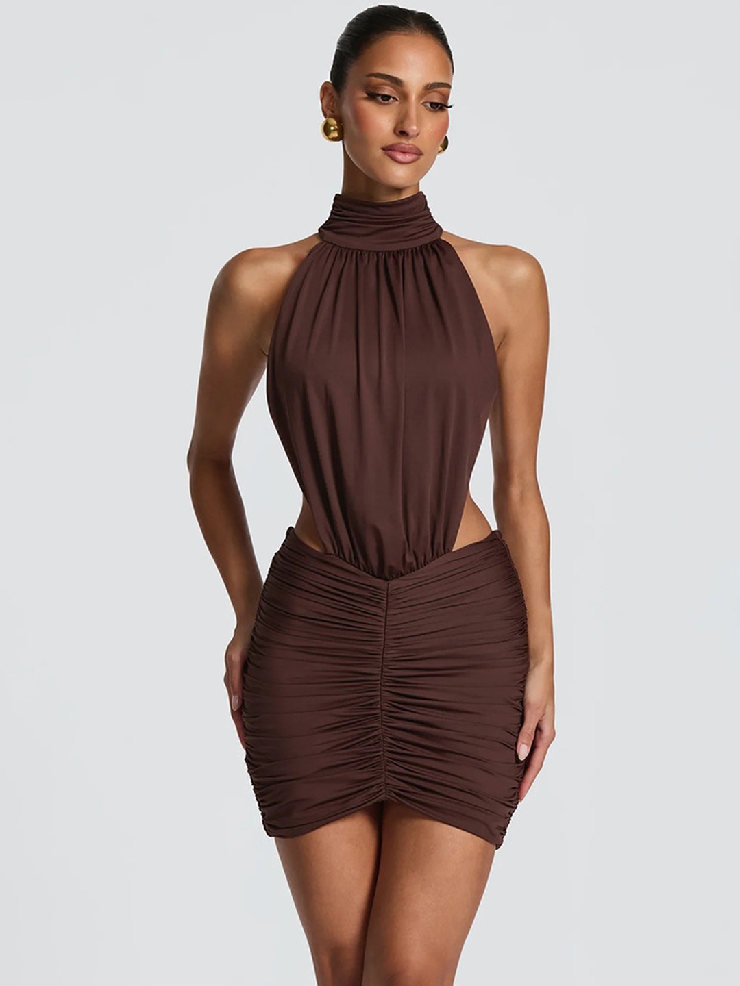 فستان قصير بوديكون بياقة هولتر مكشكش وتفاصيل مفرغة بني
