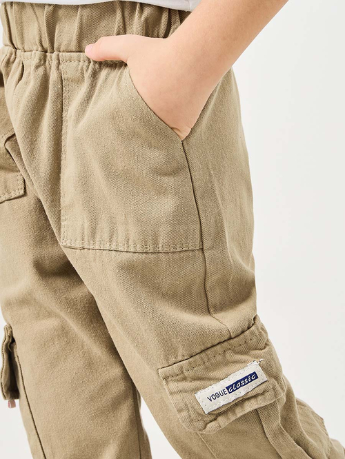 Cargo pants with pockets on the side top