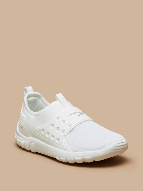 Buy Dash Textured Slip On Sports Shoes White For Kids Styli UAE