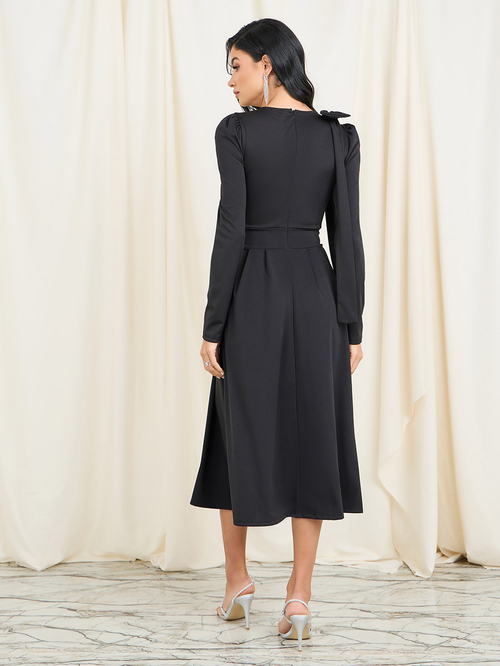 Buy Pleated Bow Applique Detail A line Midi Dress Black For Women Styli Saudi