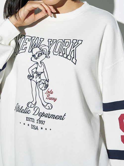Buy Oversized Lola Bunny Embroidered Sweatshirt White For Women Styli UAE