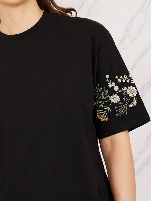 最適な材料 Buy Oversized Women For Black T-shirt Longline Embroidered トップス