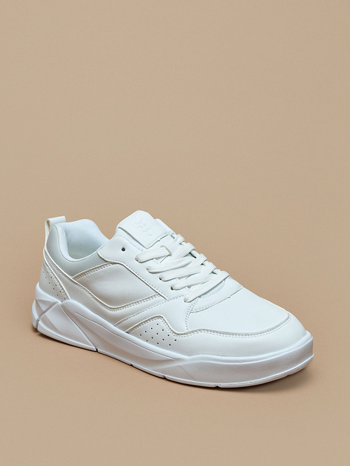 Low ankle sneakers store