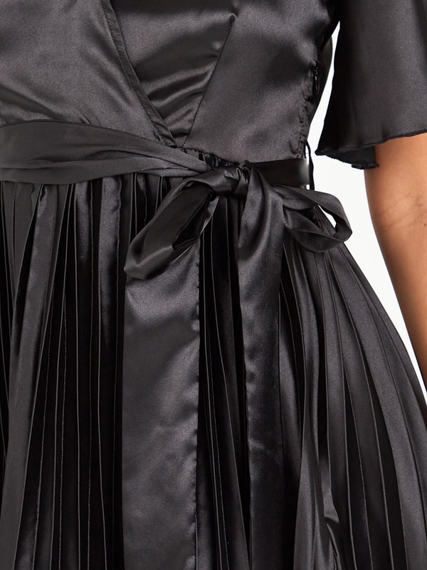 strapless open back dress Prim Pleated Midi Dress - Black Floral Print