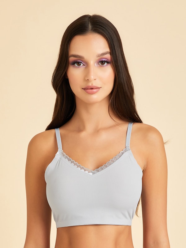 Padded Non Wired Seamless V Neck Scallop Lace Slip On Crop Top Styli