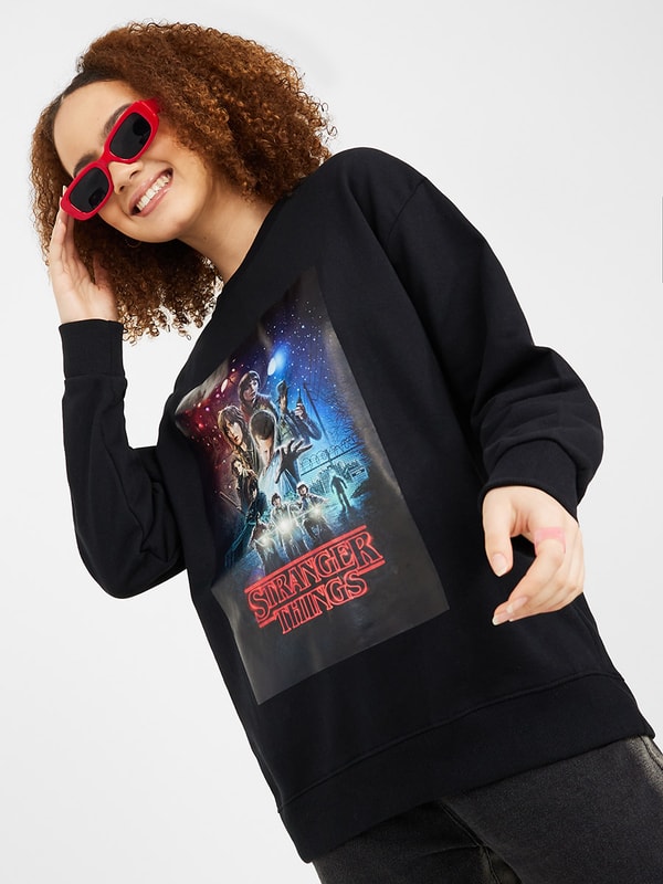 Stranger things sweatshirt deals pull and bear