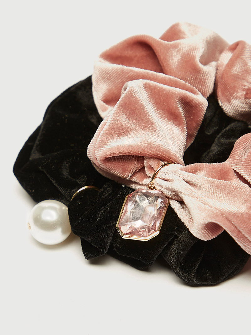 【新品未使用】Natural stone velour scrunchie Amazon | キッチュ&ミッキー/ミニーファブリックラインストーン