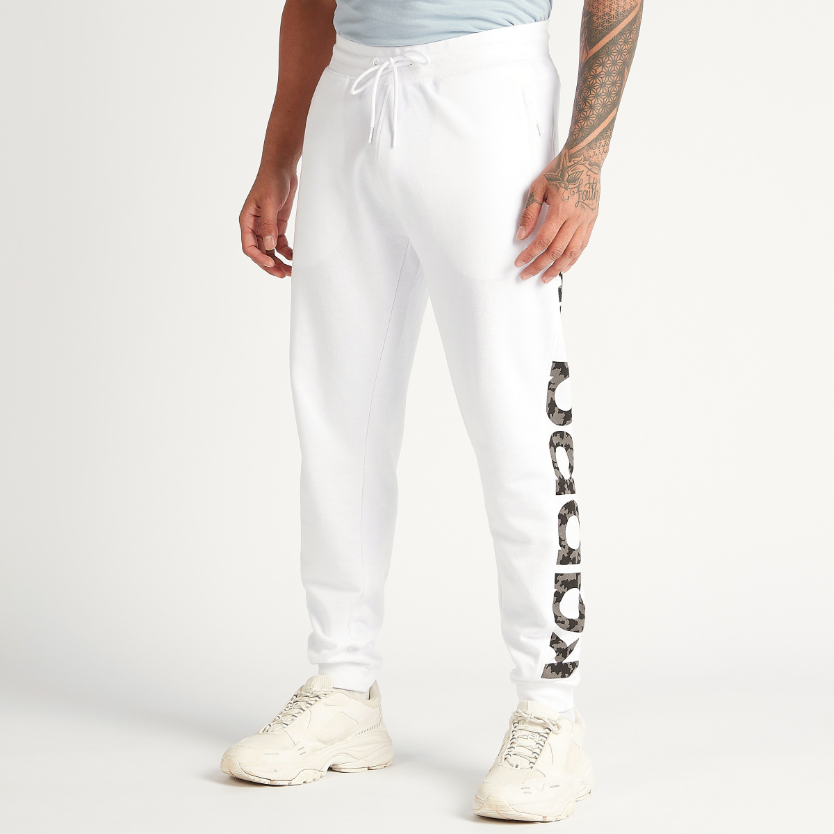 بنطال جوغر بقصة مريحة