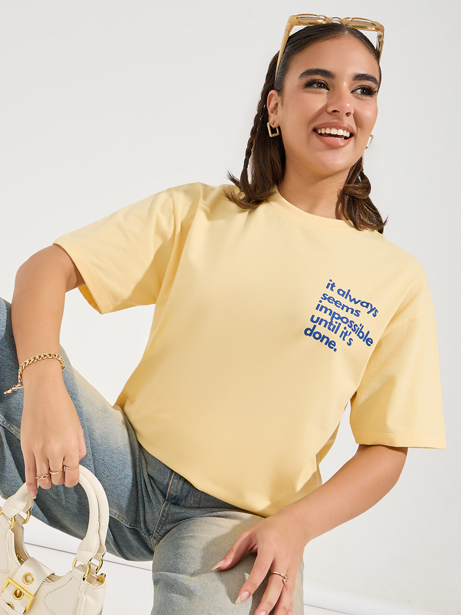 تيشيرتفضفاضمطبعبكتابةمعاكتافمنخفضة