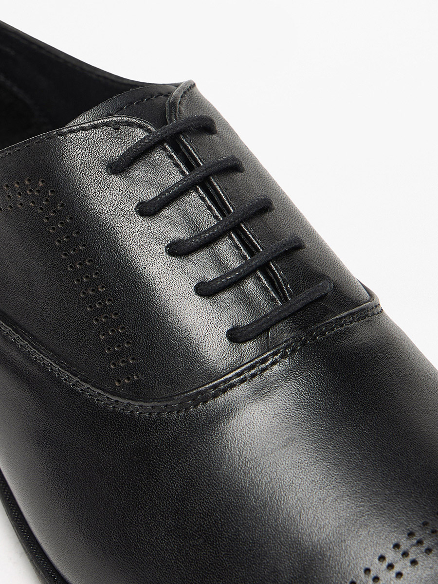 Buy Solid Oxford Shoes with Lace-Up Closure Black For