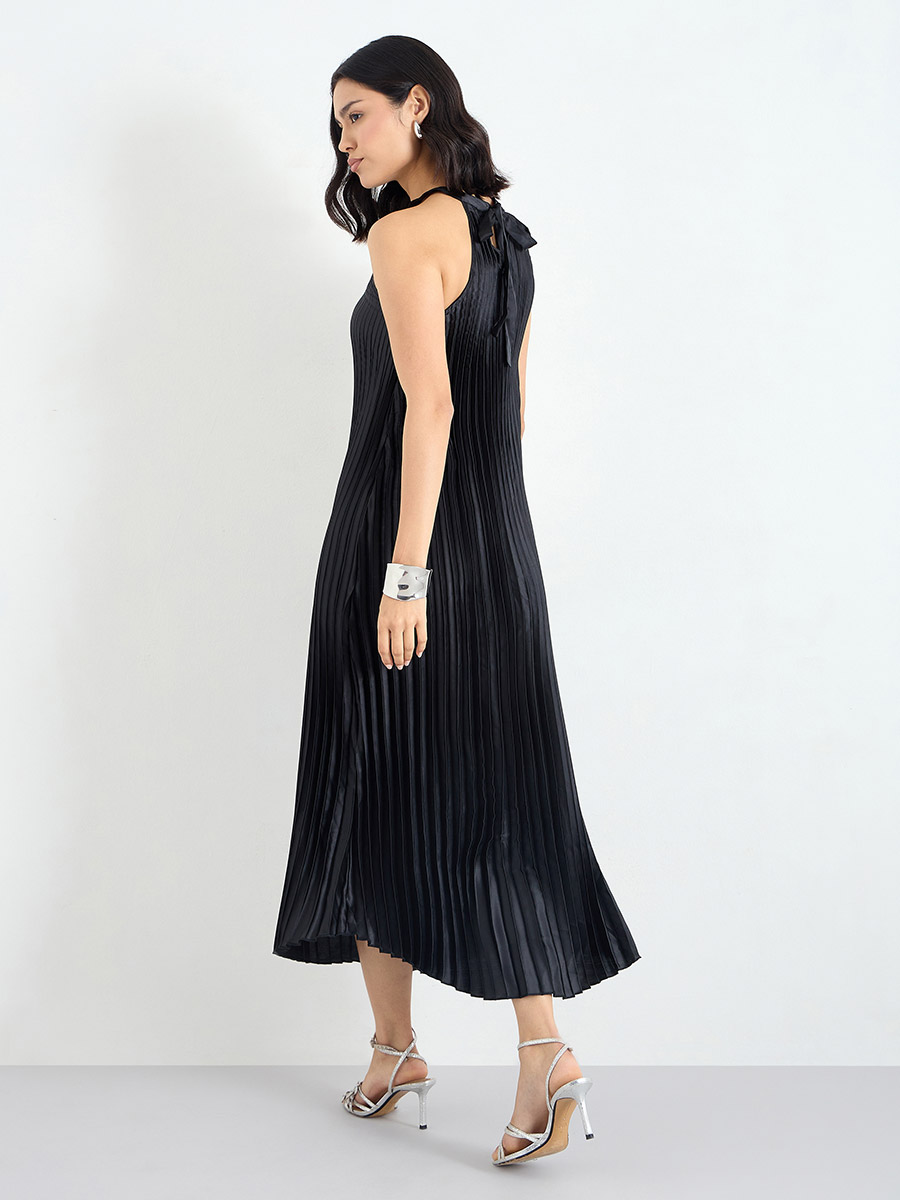 Pleated Halter Neck Shift Maxi Dress For Women at UAE | Styli