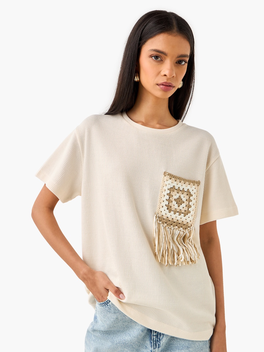 تيشيرتبارزالملمسبياقةضيقةوجيببتفاصيلشراشيب